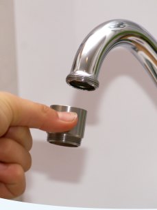 Adapterst�ck an die Armatur anschrauben