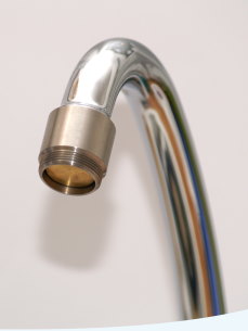 Adapterst�ck an die Armatur anschrauben