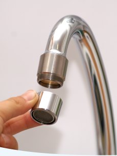 Strahlregler an das Adapterst�ck anschrauben
